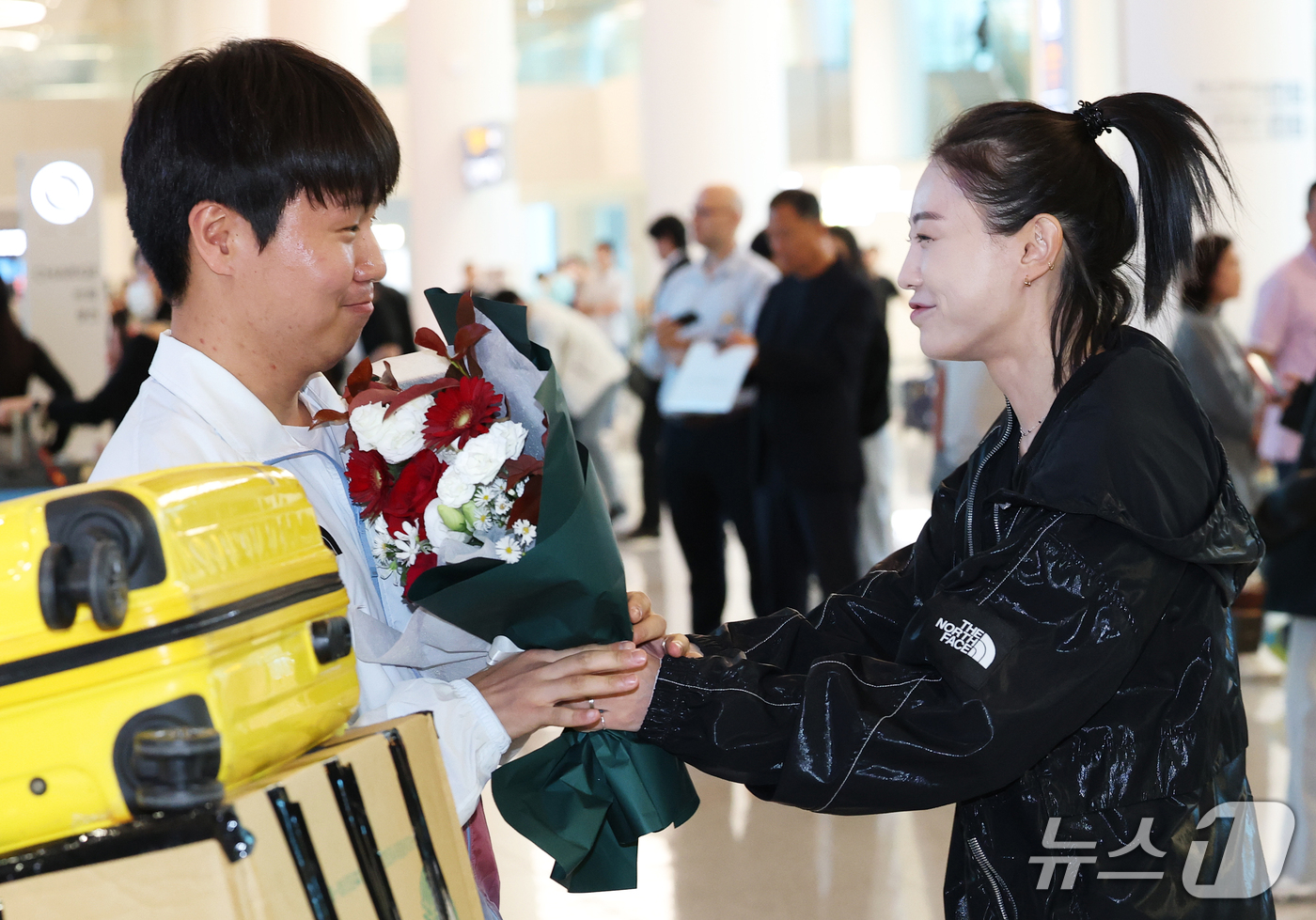 (인천공항=뉴스1) 오대일 기자 = 2026 아이치·나고야 아시안게임 사격 남자 속사권총에서 2관왕을 차지한 이건혁이 2일 인천국제공항 제2여객터미널을 통해 귀국하며 파리올림픽 스 …