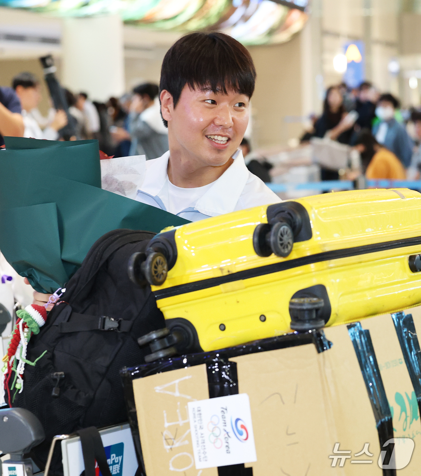 (인천공항=뉴스1) 오대일 기자 = 2026 아이치·나고야 아시안게임 사격 남자 속사권총에서 2관왕을 차지한 이건혁이 2일 인천국제공항 제2여객터미널을 통해 귀국하며 활짝 웃고 있 …