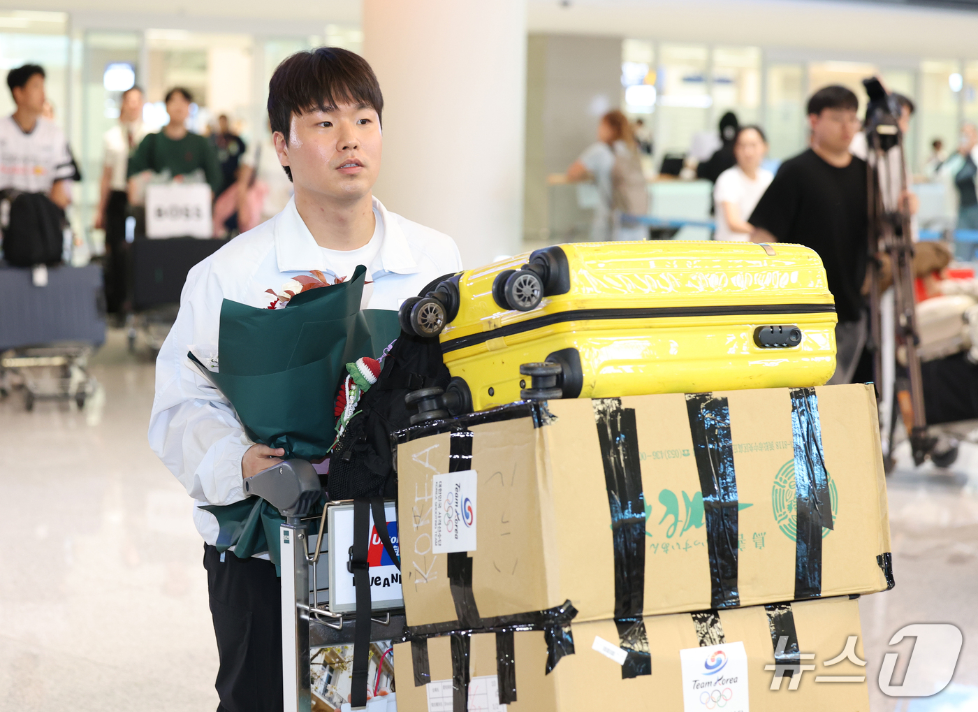 (인천공항=뉴스1) 오대일 기자 = 2026 아이치·나고야 아시안게임 사격 남자 속사권총에서 2관왕을 차지한 이건혁이 2일 인천국제공항 제2여객터미널을 통해 귀국하고 있다. 202 …