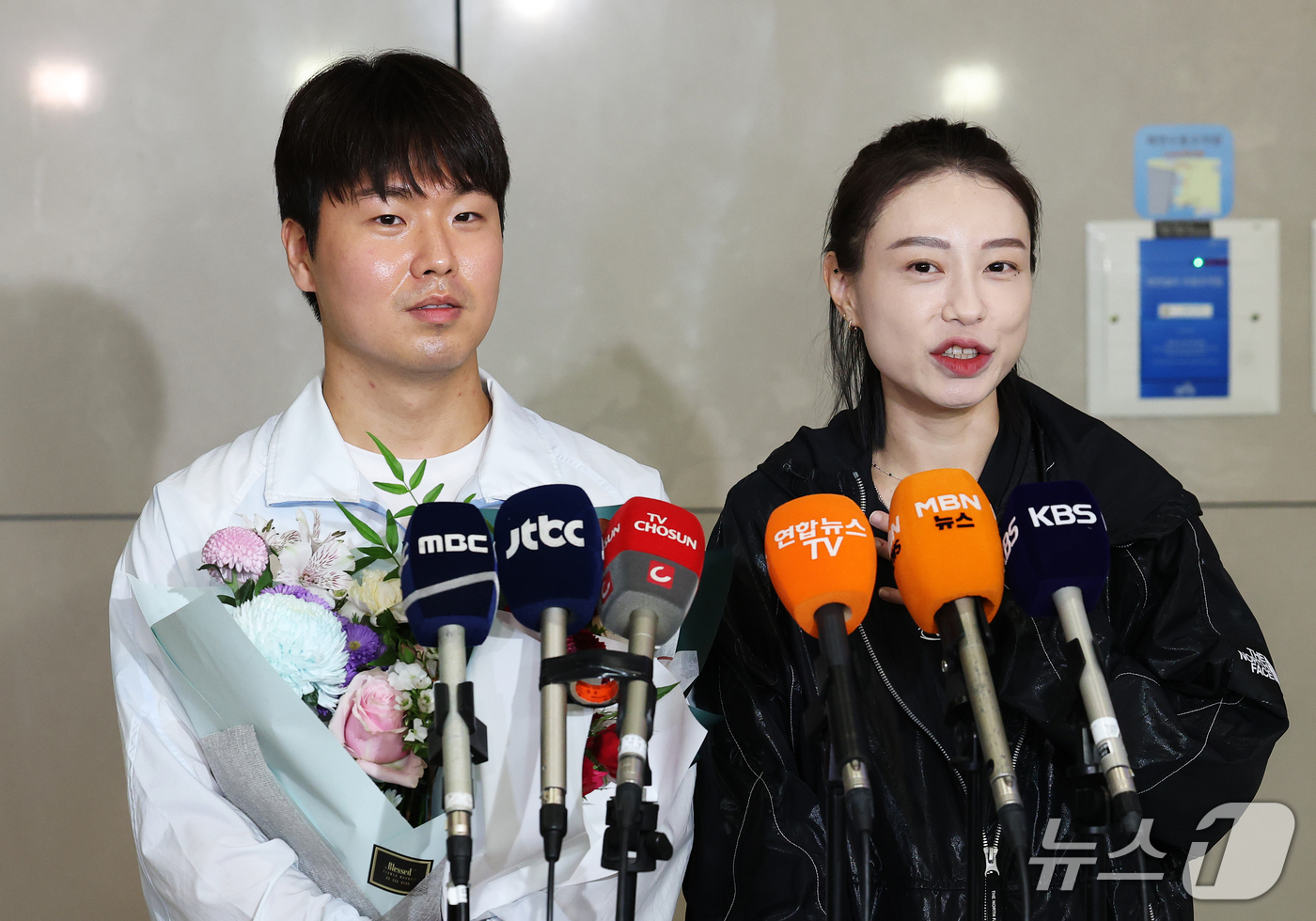 (인천공항=뉴스1) 오대일 기자 = 2026 아이치·나고야 아시안게임 사격 남자 속사권총에서 2관왕을 차지한 이건혁이 2일 인천국제공항 제2여객터미널을 통해 귀국하며 파리올림픽 스 …