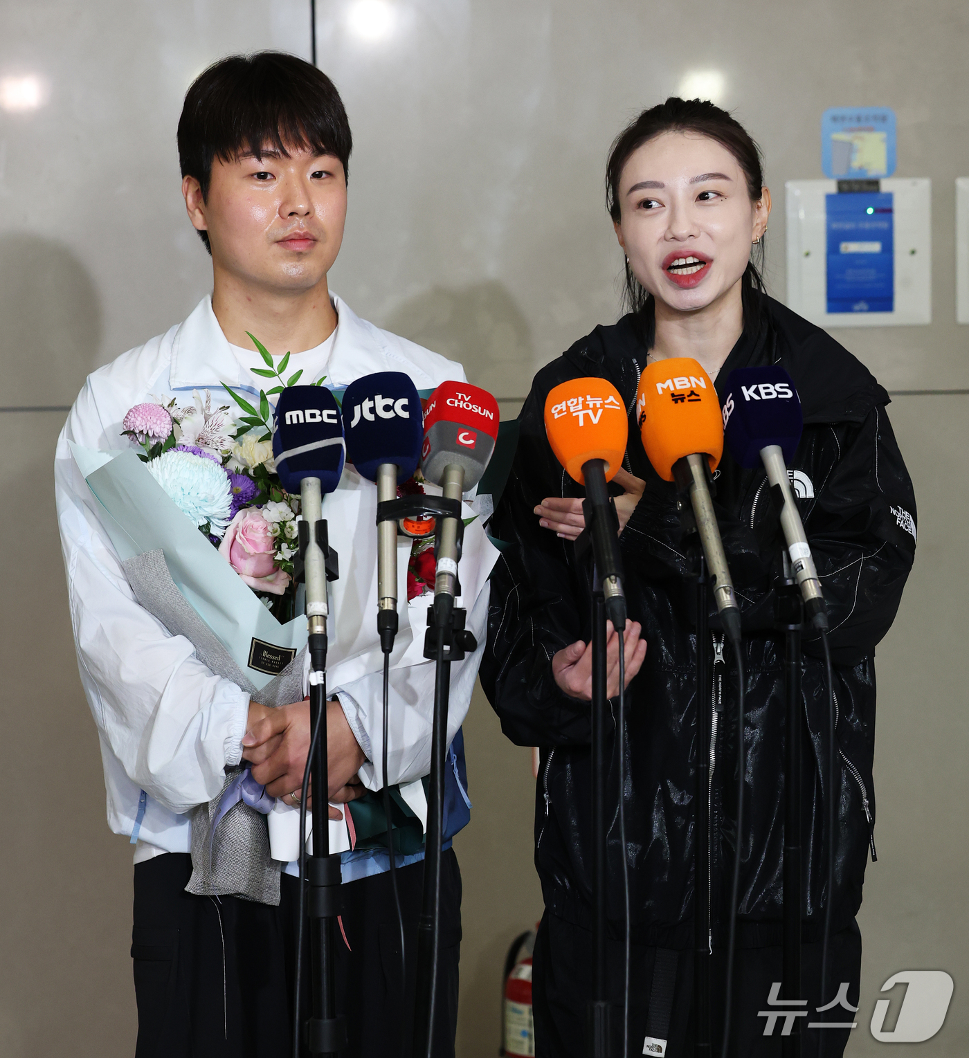 (인천공항=뉴스1) 오대일 기자 = 2026 아이치·나고야 아시안게임 사격 남자 속사권총에서 2관왕을 차지한 이건혁이 2일 인천국제공항 제2여객터미널을 통해 귀국하며 파리올림픽 스 …