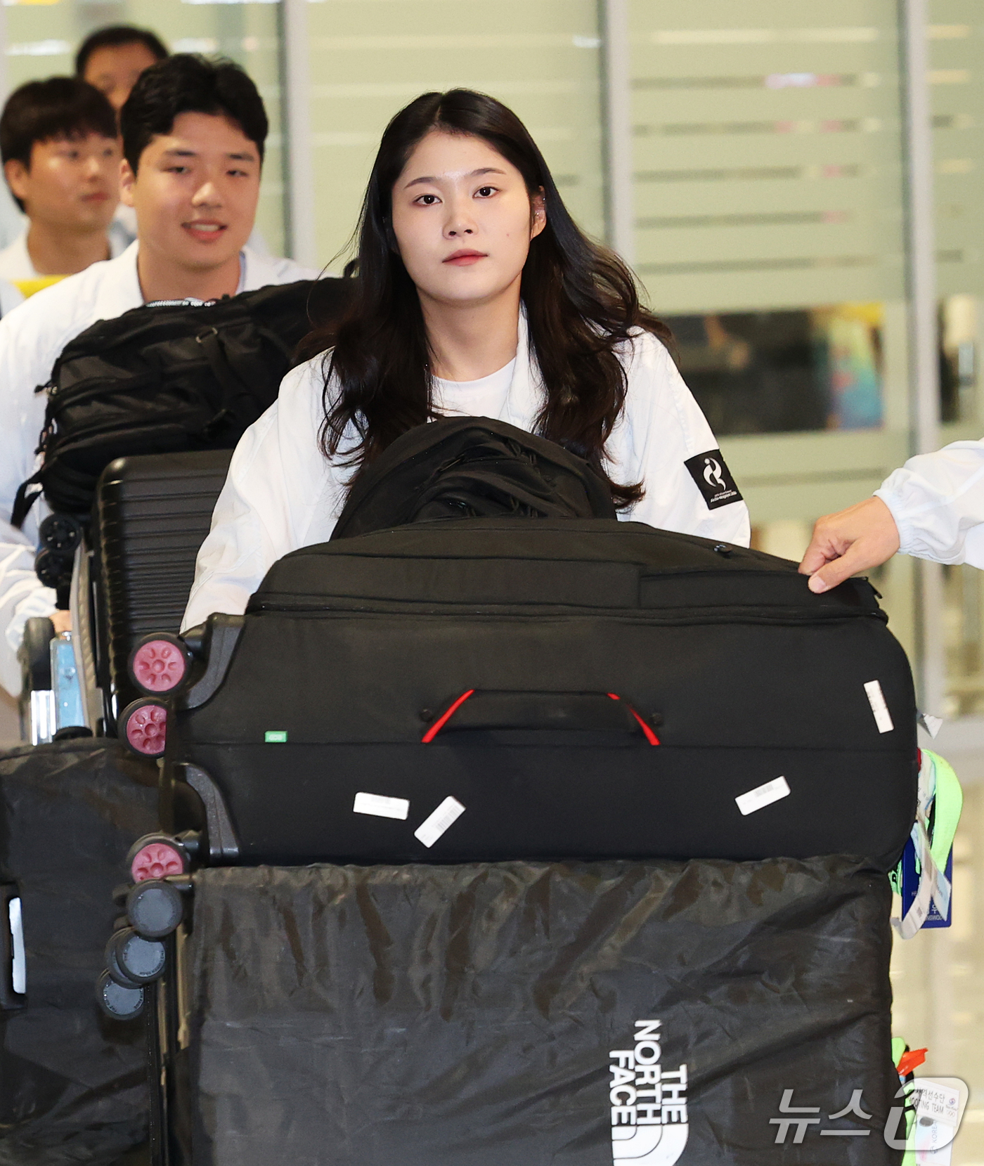 (인천공항=뉴스1) 오대일 기자 = 2026 아이치·나고야 아시안게임 사격 여자 공기권총에서 금메달을 차지한 추가은이 2일 인천국제공항 제2여객터미널을 통해 귀국하고 있다.  20 …
