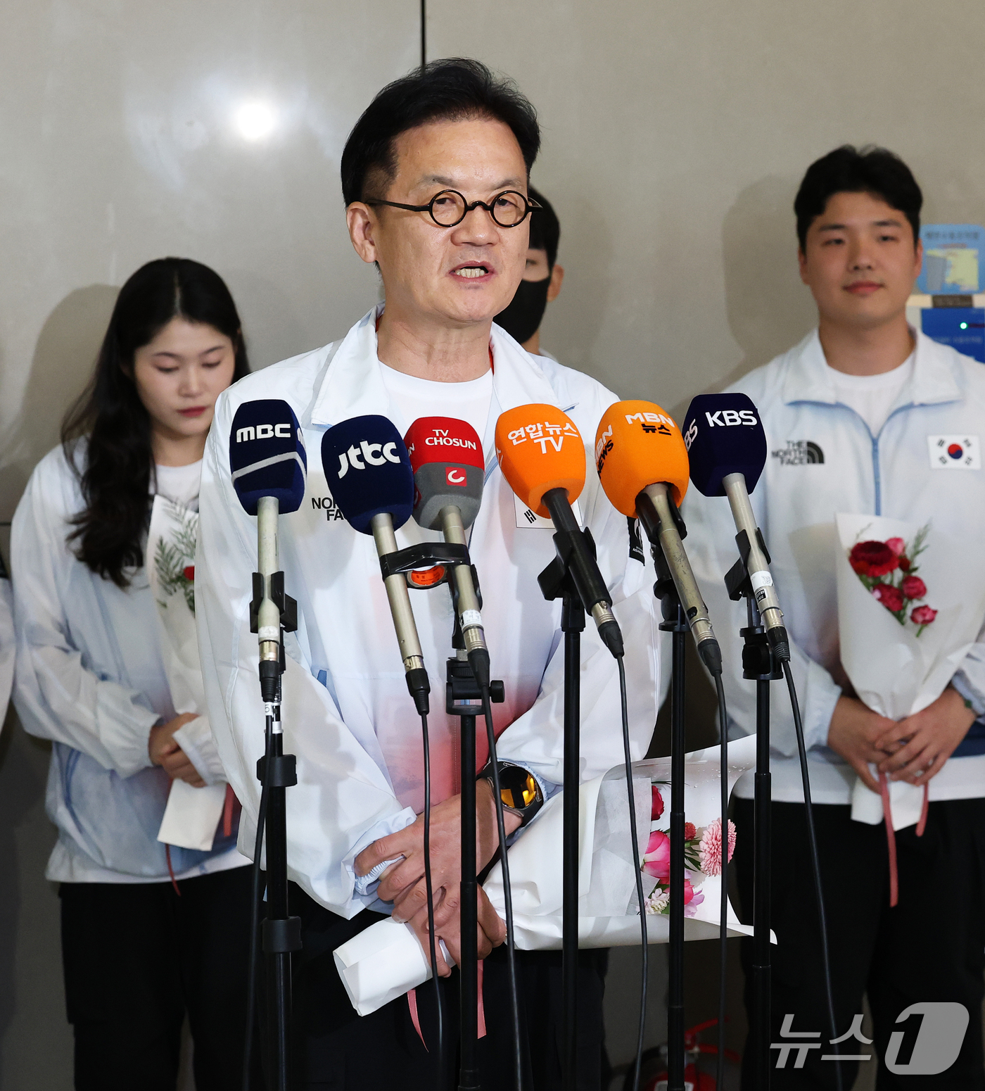 (인천공항=뉴스1) 오대일 기자 = 2026 아이치·나고야 아시안게임에서 금메달 3개를 수확한 사격 장갑석 총감독이 2일 인천국제공항 제2여객터미널을 통해 귀국하며 소감을 밝히고 …
