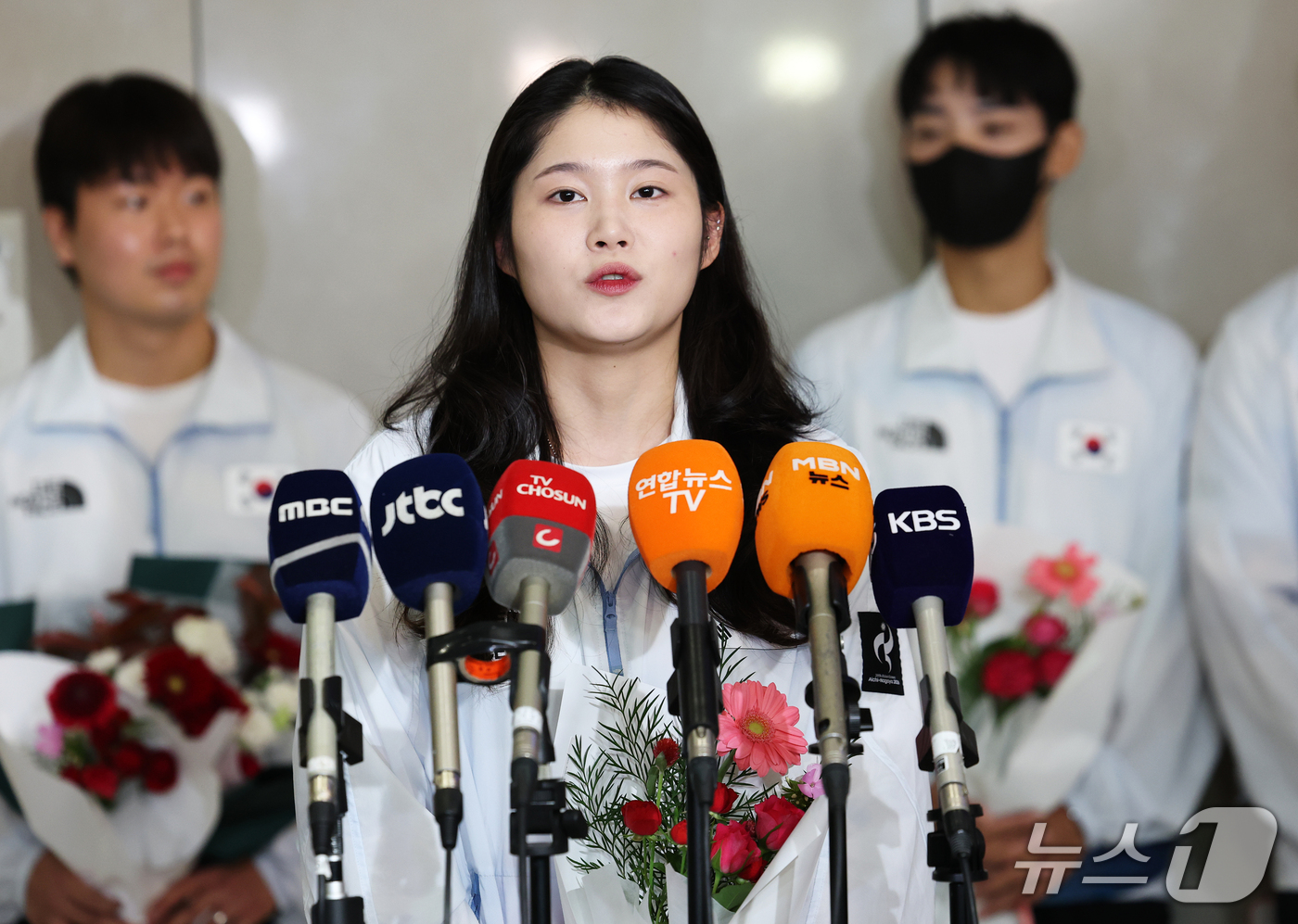 (인천공항=뉴스1) 오대일 기자 = 2026 아이치·나고야 아시안게임 사격 여자 공기권총에서 금메달을 차지한 추가은이 2일 인천국제공항 제2여객터미널을 통해 귀국하며 소감을 밝히고 …