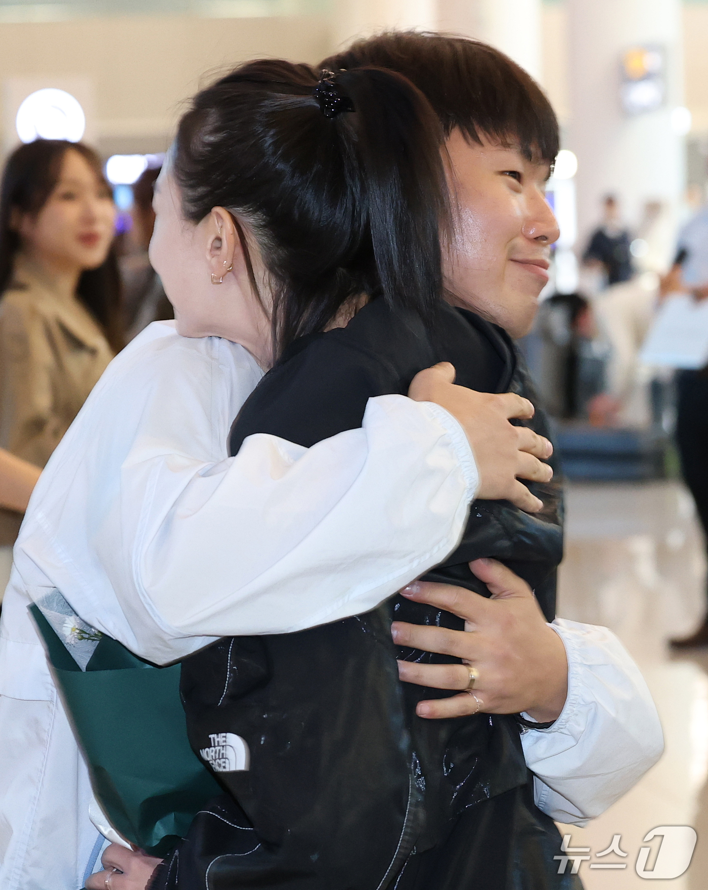 (인천공항=뉴스1) 오대일 기자 = 2026 아이치·나고야 아시안게임 사격 남자 속사권총에서 2관왕을 차지한 이건혁이 2일 인천국제공항 제2여객터미널을 통해 귀국하며 파리올림픽 스 …