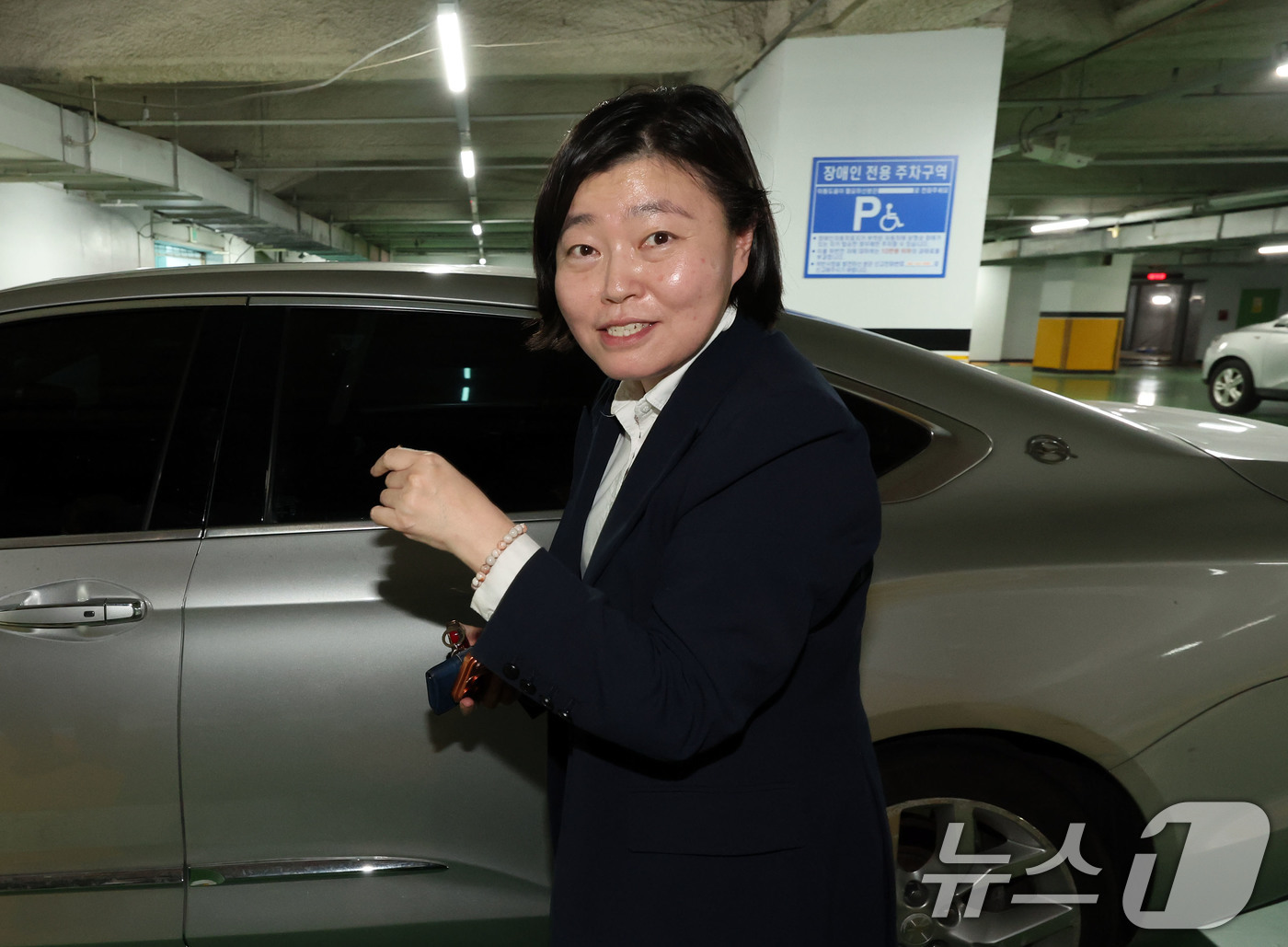 (광주=뉴스1) 박지현 기자 = 임은정 초대 광주지방중대범죄수사청장이 2일 오후 전남광주 북구 광주중수청 청사에 도착해 짐을 내리고 있다.  2026.10.2/뉴스1