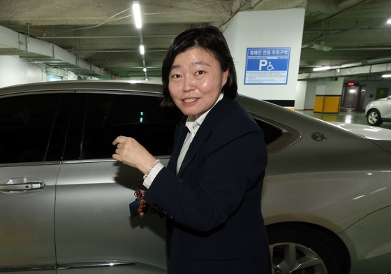 임은정 초대 광주중수청장 첫 출근…"청사 공사는 어떻게 됐나요"