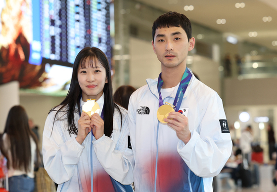 태권도 품새 남녀 동반 金 획득한 윤규성·정하은