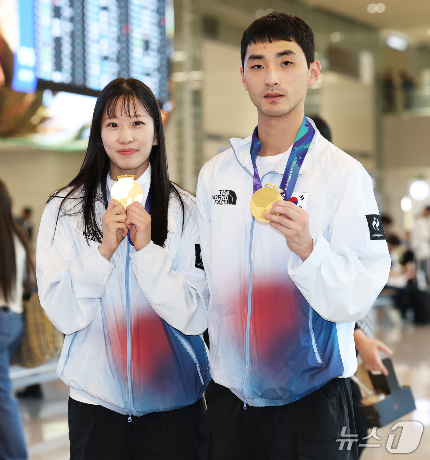 (인천공항=뉴스1) 오대일 기자 = 2026 아이치·나고야 아시안게임 태권도 개인 품새에서 금메달을 차지한 윤규성(오른쪽), 정하은이 2일 인천국제공항 제2여객터미널에서 금메달을 …