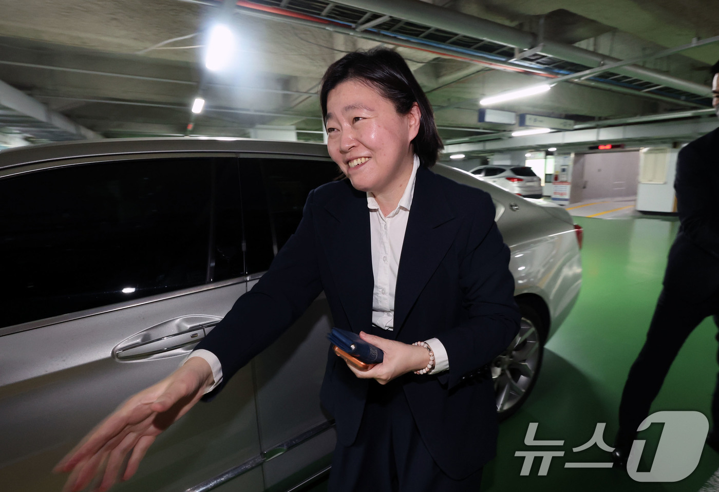 (광주=뉴스1) 박지현 기자 = 임은정 초대 광주지방중대범죄수사청장이 2일 오후 전남광주 북구 광주중수청 청사에 도착해 직원들과 인사하고 있다. 2026.10.2/뉴스1