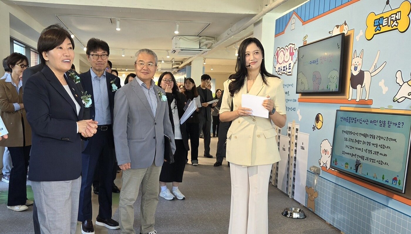 본문 이미지 - 송미령 농림축산식품부 장관(왼쪽에서 첫 번째)이 문두환 대한수의사회 수석부회장(왼쪽에서 세 번째), 김상덕 펫사료협회 회장(왼쪽에서 두 번째) 등과 함께 동물보호의 날 기념 '오늘은 1004' 팝업 스토어 현장을 둘러보고 있다. ⓒ 뉴스1