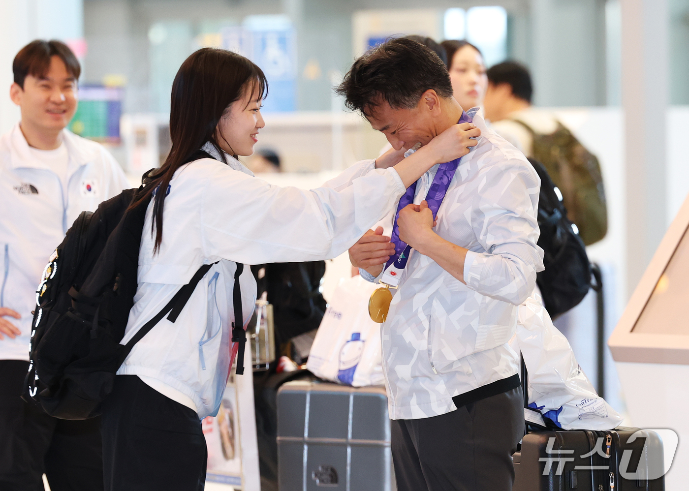 (인천공항=뉴스1) 오대일 기자 = 2026 아이치·나고야 아시안게임 태권도 개인 품새에서 금메달을 차지한 정하은이 2일 인천국제공항 제2여객터미널을 통해 귀국하며 공항에 마중 나 …