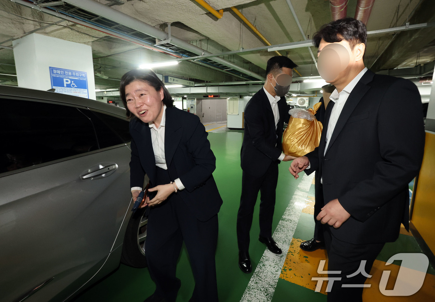 (광주=뉴스1) 박지현 기자 = 임은정 초대 광주지방중대범죄수사청장이 2일 오후 전남광주 북구 광주중수청 청사에 도착해 직원들과 인사하고 있다. 2026.10.2/뉴스1