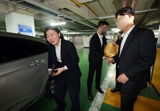 첫 출근길 직원들과 인사하는 임은정 광주중수청장