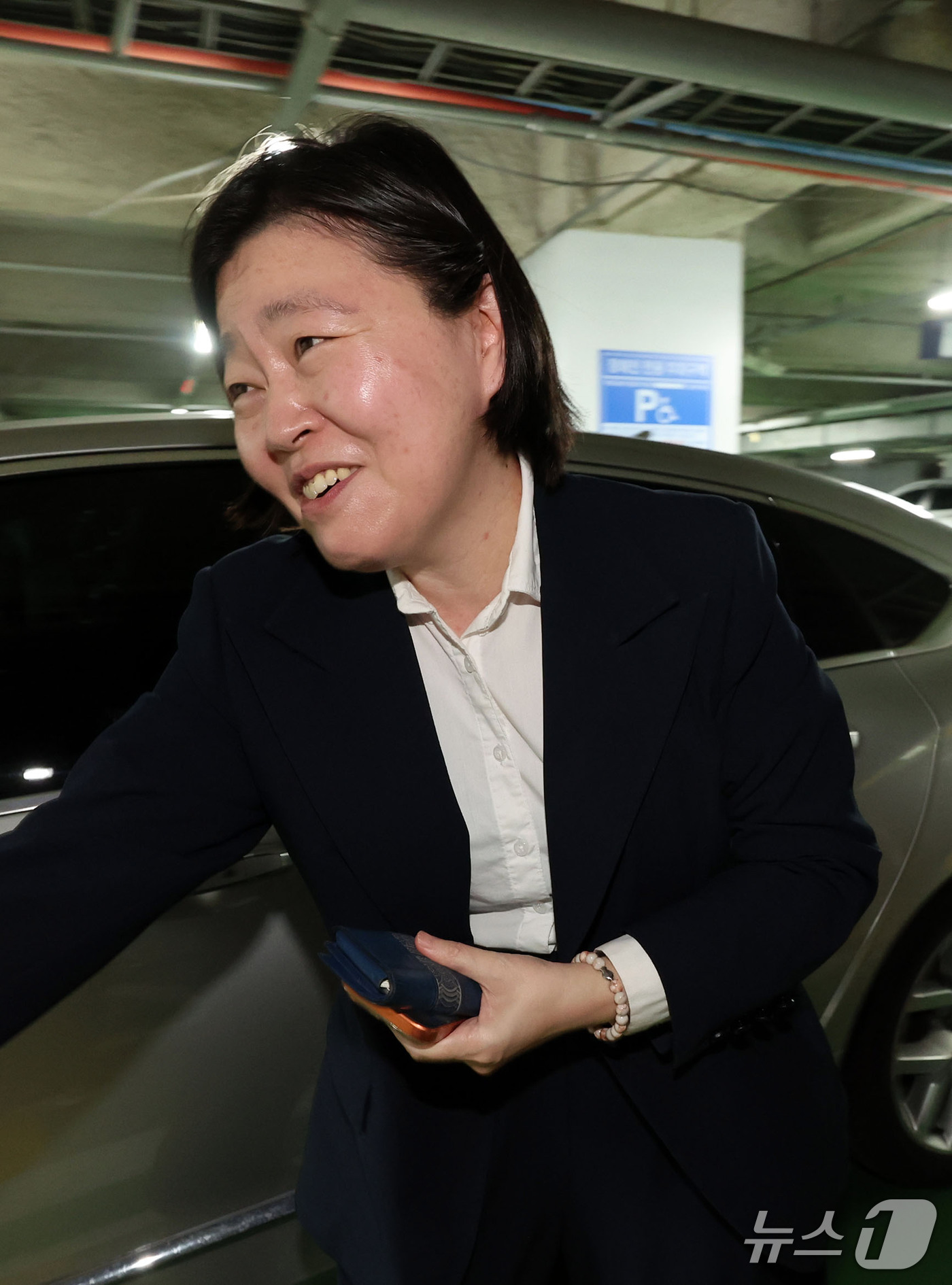 (광주=뉴스1) 박지현 기자 = 임은정 초대 광주지방중대범죄수사청장이 2일 오후 전남광주 북구 광주중수청 청사에 도착해 직원들과 인사하고 있다. 2026.10.2/뉴스1
