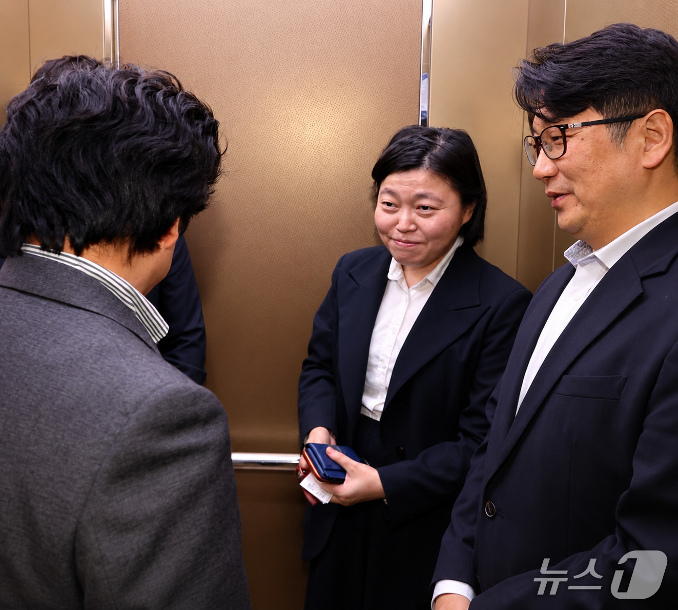 (광주=뉴스1) 박지현 기자 = 임은정 초대 광주중수청장이 2일 오후 전남광주 북구 광주중수청 청사 엘리베이터에서 직원에게 청사 공사 진행 상황을 묻고 있다. 2026.10.2/뉴 …