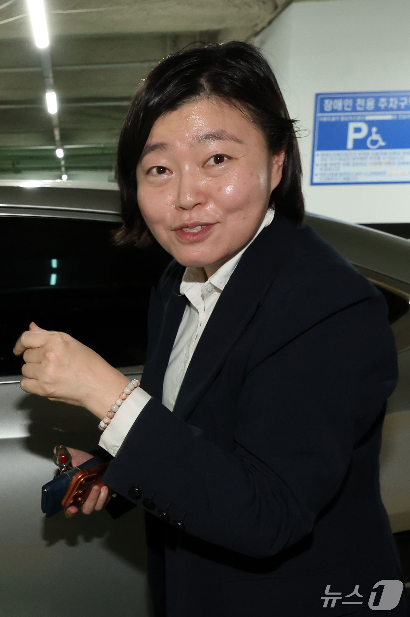 (광주=뉴스1) 박지현 기자 = 임은정 초대 광주지방중대범죄수사청장이 2일 오후 전남광주 북구 광주중수청 청사에 도착해 직원들과 인사하고 있다. 2026.10.2/뉴스1