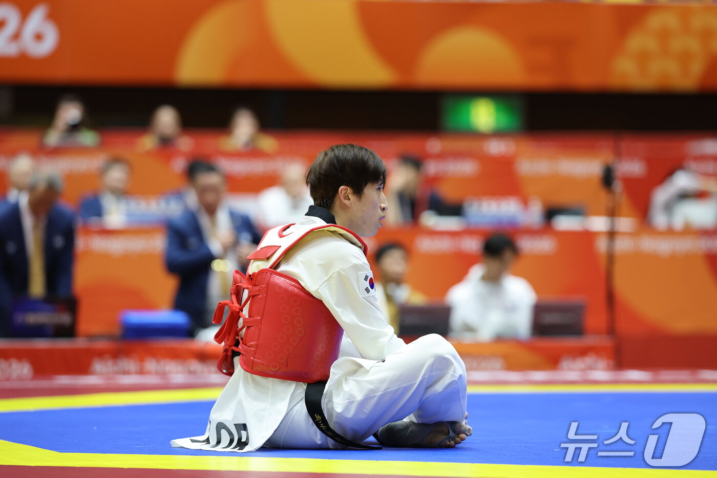본문 이미지 - 대한민국 안향식이 2일 일본 도요하시 체육관에서 열린 2026 아이치·나고야 아시안게임 태권도 겨루기 남자 -58kg급 준결승 카자흐스탄 타미를란 틀레울레스과 맞대결에서 패배를 당한 후 아쉬워하고 있다. 2026.10.2 ⓒ 뉴스1 김도우 기자