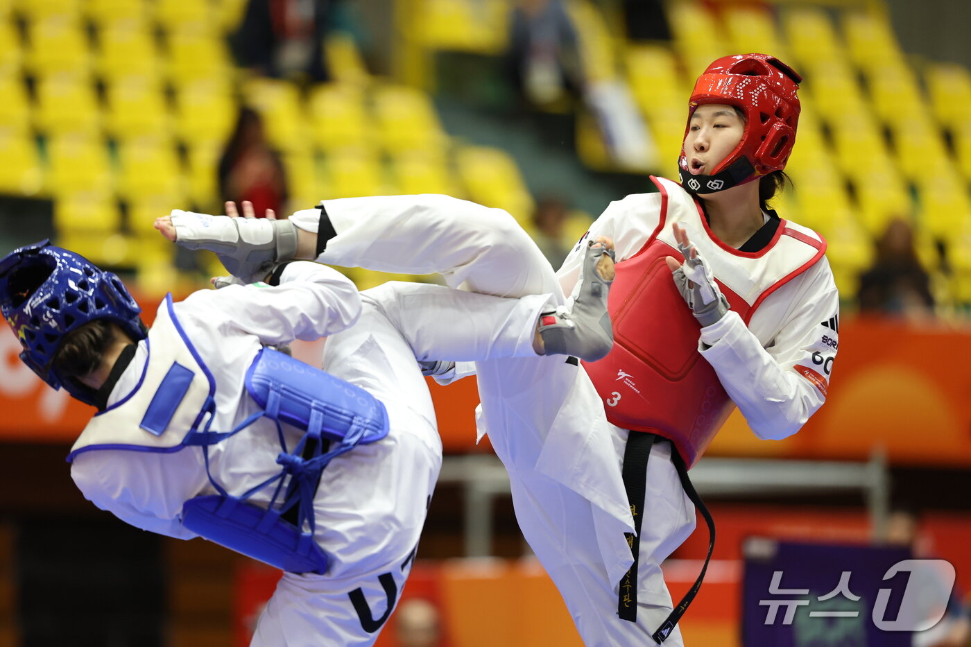 본문 이미지 - 대한민국 곽민주가 2일 일본 도요하시 체육관에서 열린 2026 아이치·나고야 아시안게임 태권도 겨루기 여자-67kg급 준결승에서 우즈베키스탄 오조다 소비르조노바와 맞대결을 하고 있다. 2026.10.2 ⓒ 뉴스1 김도우 기자