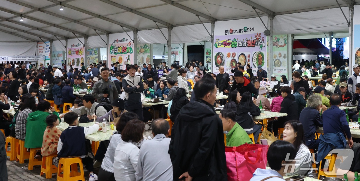 (완주=뉴스1) 유경석 기자 = 제14회 완주와일드&로컬푸드축제 개막 날인 2일 전북 완주군 고산자연휴양림 일원에 마련된 행사장이 방문객들로 북적이고 있다. 2026.10.2/뉴스 …