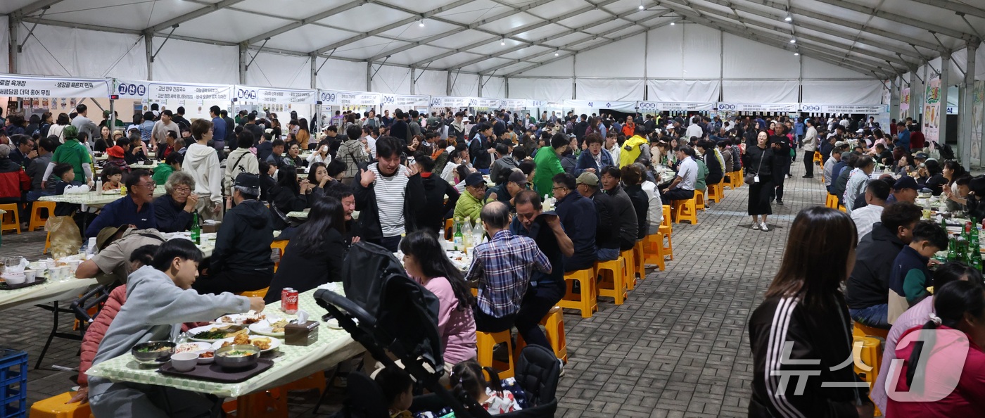 (완주=뉴스1) 유경석 기자 = 제14회 완주와일드&로컬푸드축제 개막 날인 2일 전북 완주군 고산자연휴양림 일원에 마련된 행사장이 방문객들로 북적이고 있다. 2026.10.2/뉴스 …
