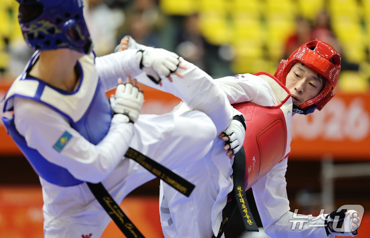 본문 이미지 - 대한민국 안향식이 2일 일본 도요하시 체육관에서 열린 2026 아이치·나고야 아시안게임 태권도 겨루기 남자 -58kg급 준결승 카자흐스탄 타미를란 틀레울레스과 맞대결을 하고 있다. 2026.10.2 ⓒ 뉴스1 김도우 기자
