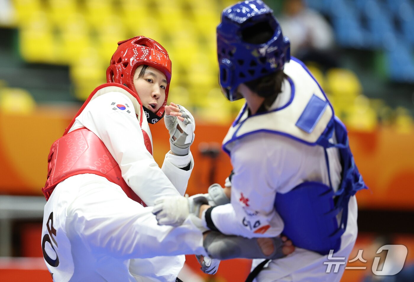 본문 이미지 - 대한민국 곽민주가 2일 일본 도요하시 체육관에서 열린 2026 아이치·나고야 아시안게임 태권도 겨루기 여자-67kg급 준결승에서 우즈베키스탄 오조다 소비르조노바와 맞대결을 하고 있다. 2026.10.2 ⓒ 뉴스1 김도우 기자
