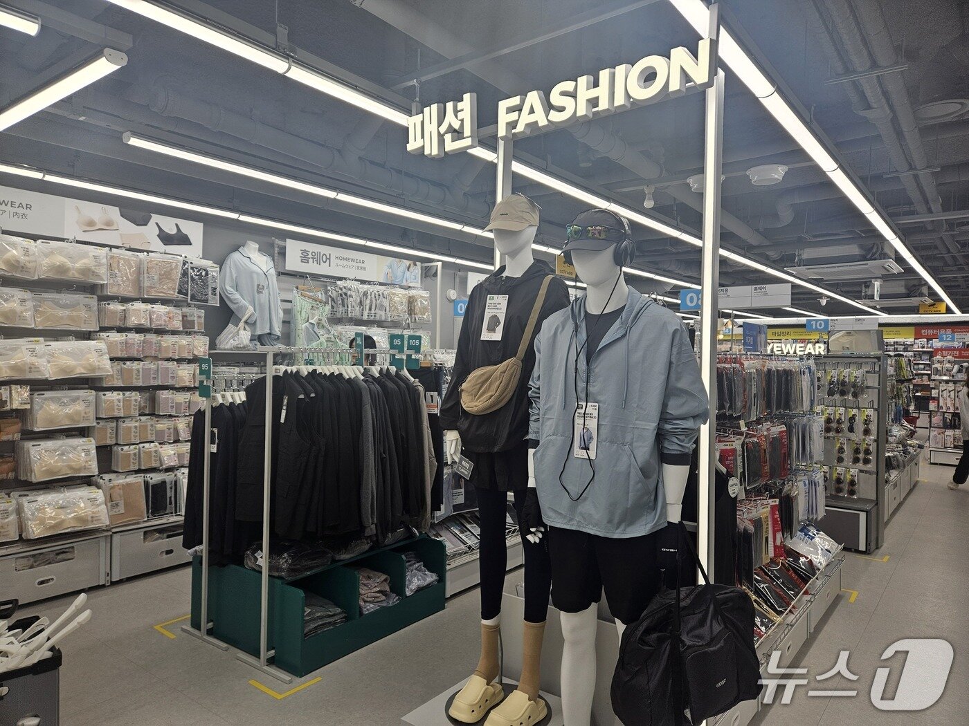 본문 이미지 - 다이소 청담도산공원점 내부.  패션 상품군도 대폭 강화한 모습이다. ⓒ 뉴스1 박혜연 기자