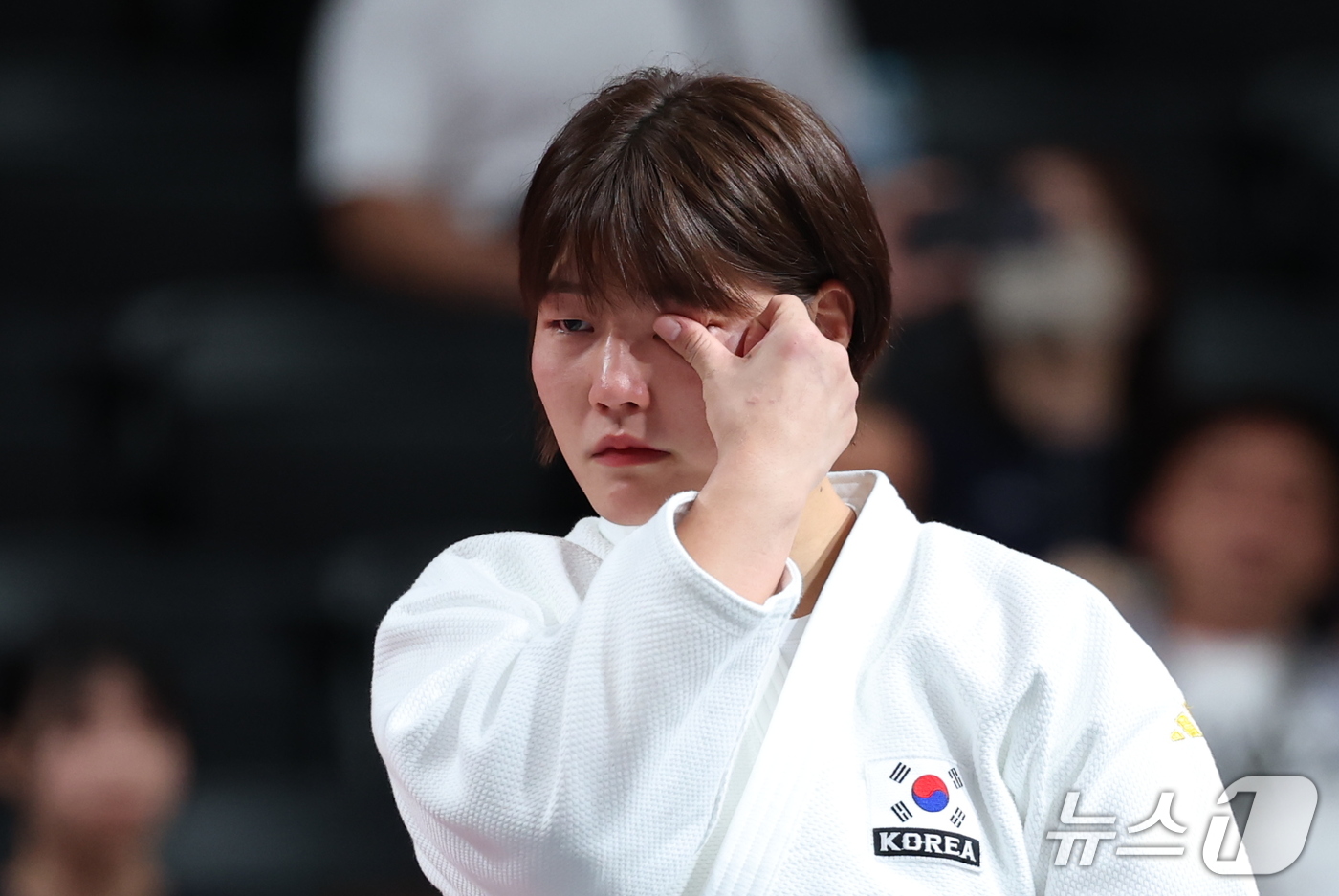 (나고야=뉴스1) 안은나 기자 = 대한민국 김민주가 2일 일본 아이치 인터내셔널 아레나에서 열린 2026 아이치·나고야 아시안게임 유도 여자 -78kg급 시상식에서 눈물을 닦고 있 …