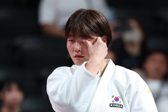 눈물 닦는 김민주