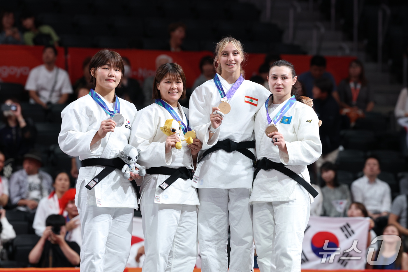 (나고야=뉴스1) 안은나 기자 = 대한민국 김민주가 2일 일본 아이치 인터내셔널 아레나에서 열린 2026 아이치·나고야 아시안게임 유도 여자 -78kg급 시상식에서 은메달을 목에 …