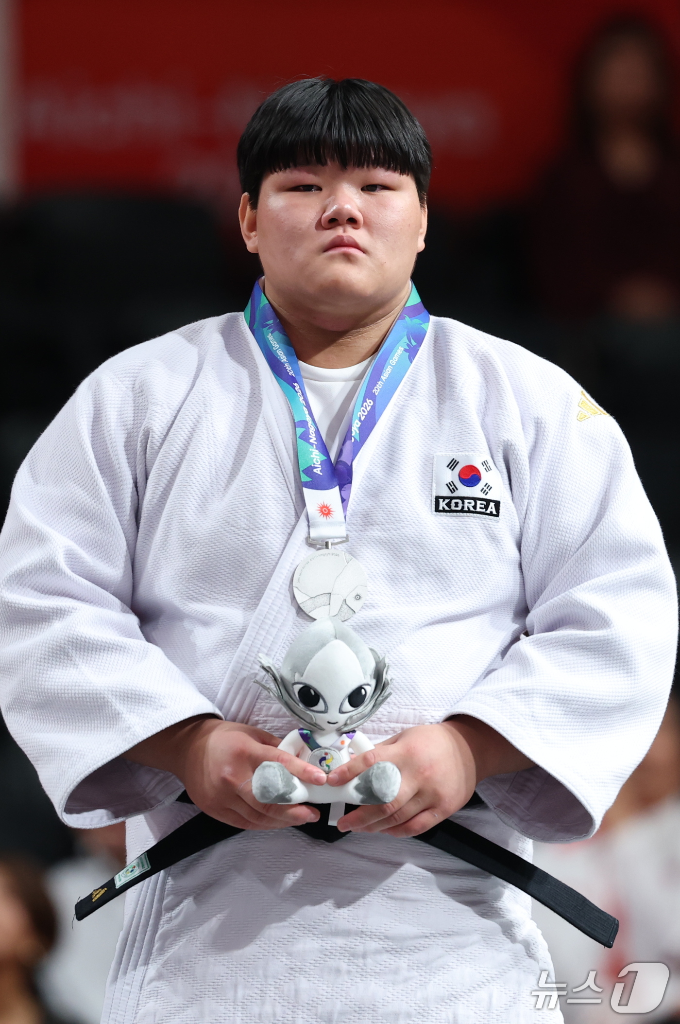 (나고야=뉴스1) 안은나 기자 = 대한민국 이현지가 2일 일본 아이치 인터내셔널 아레나에서 열린 2026 아이치·나고야 아시안게임 유도 여자 78kg 초과급 시상식에서 은메달을 목 …