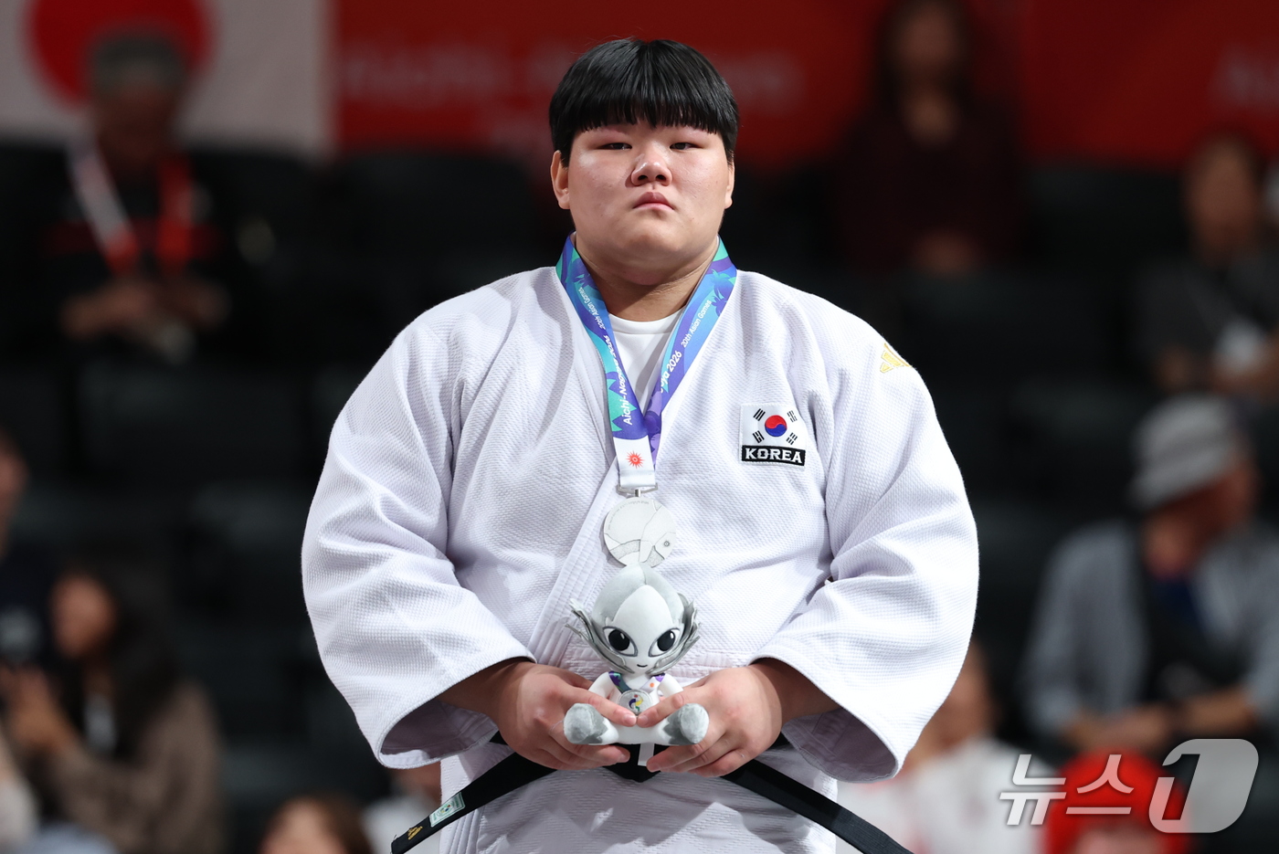 (나고야=뉴스1) 안은나 기자 = 대한민국 이현지가 2일 일본 아이치 인터내셔널 아레나에서 열린 2026 아이치·나고야 아시안게임 유도 여자 78kg 초과급 시상식에서 은메달을 목 …