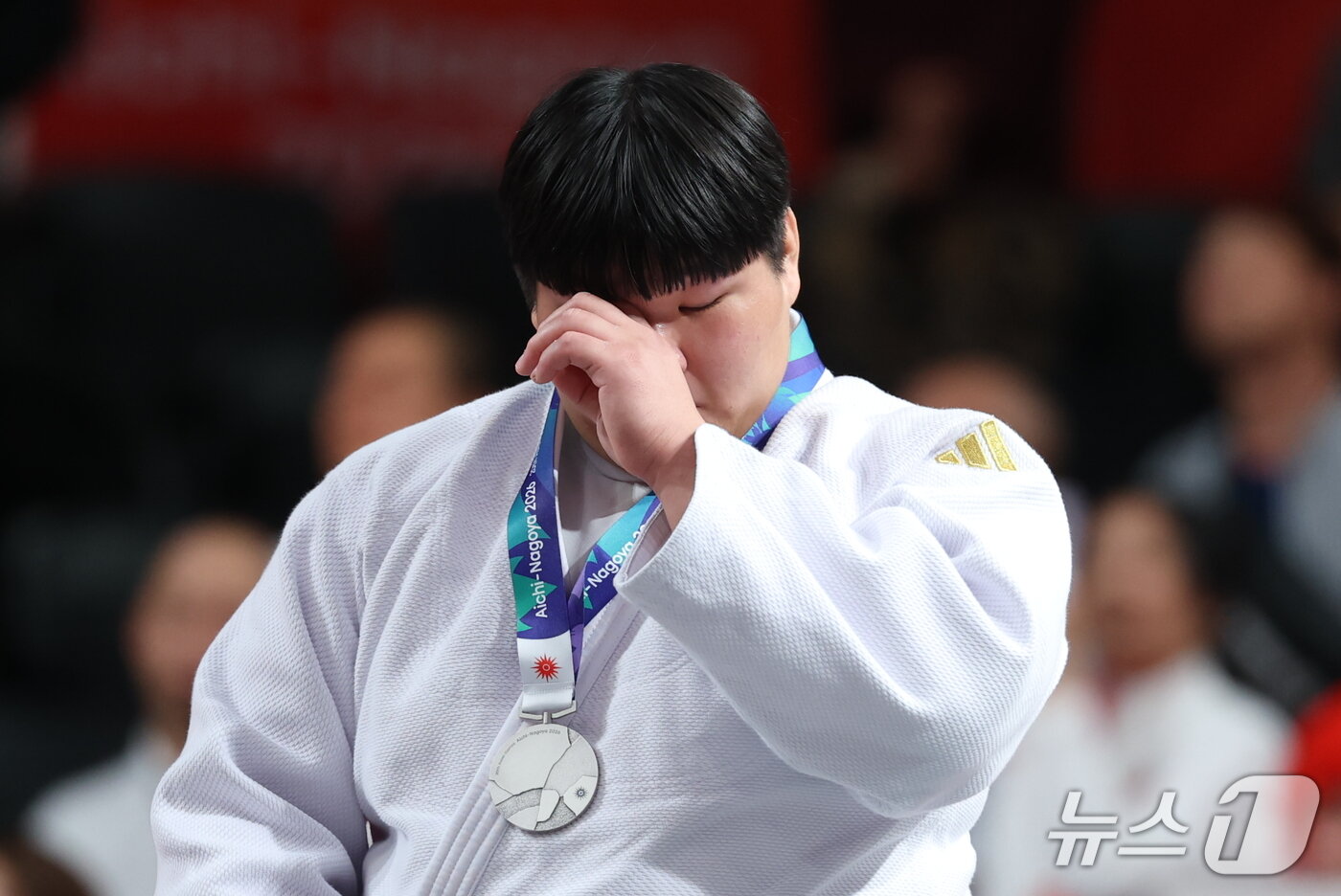 본문 이미지 - 대한민국 이현지가 2일 일본 아이치 인터내셔널 아레나에서 열린 2026 아이치·나고야 아시안게임 유도 여자 78kg 초과급 시상식에서 은메달을 목에 걸고 눈물을 흘리고 있다. 2026.10.2 ⓒ 뉴스1 안은나 기자