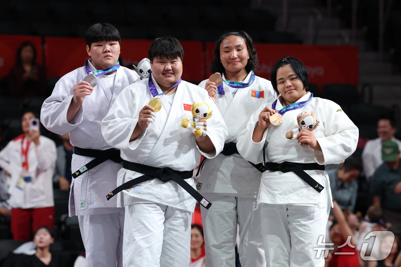 (나고야=뉴스1) 안은나 기자 = 대한민국 이현지가 2일 일본 아이치 인터내셔널 아레나에서 열린 2026 아이치·나고야 아시안게임 유도 여자 78kg 초과급 시상식에서 은메달을 목 …