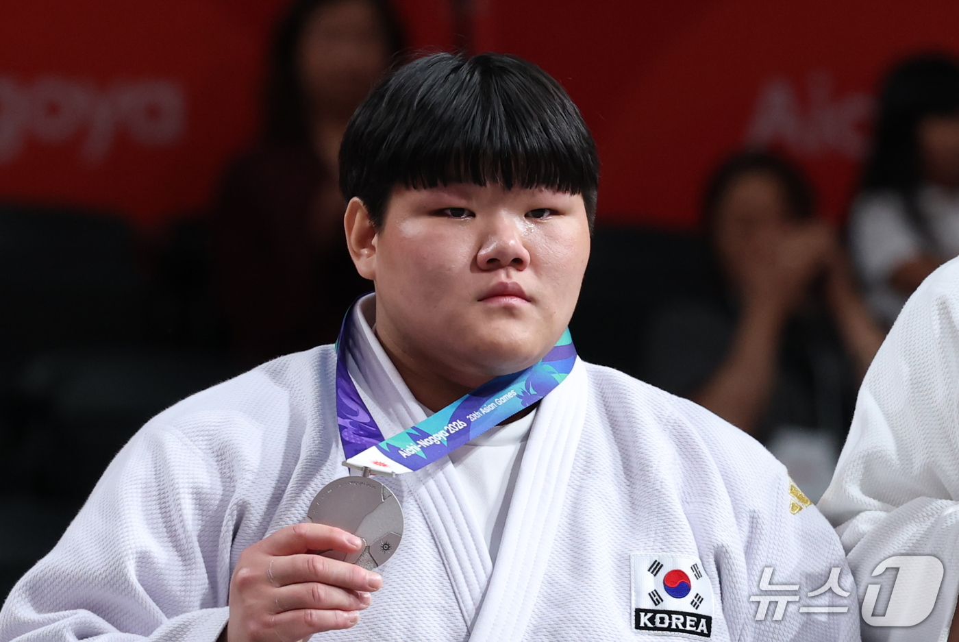 (나고야=뉴스1) 안은나 기자 = 대한민국 이현지가 2일 일본 아이치 인터내셔널 아레나에서 열린 2026 아이치·나고야 아시안게임 유도 여자 78kg 초과급 시상식에서 은메달을 목 …