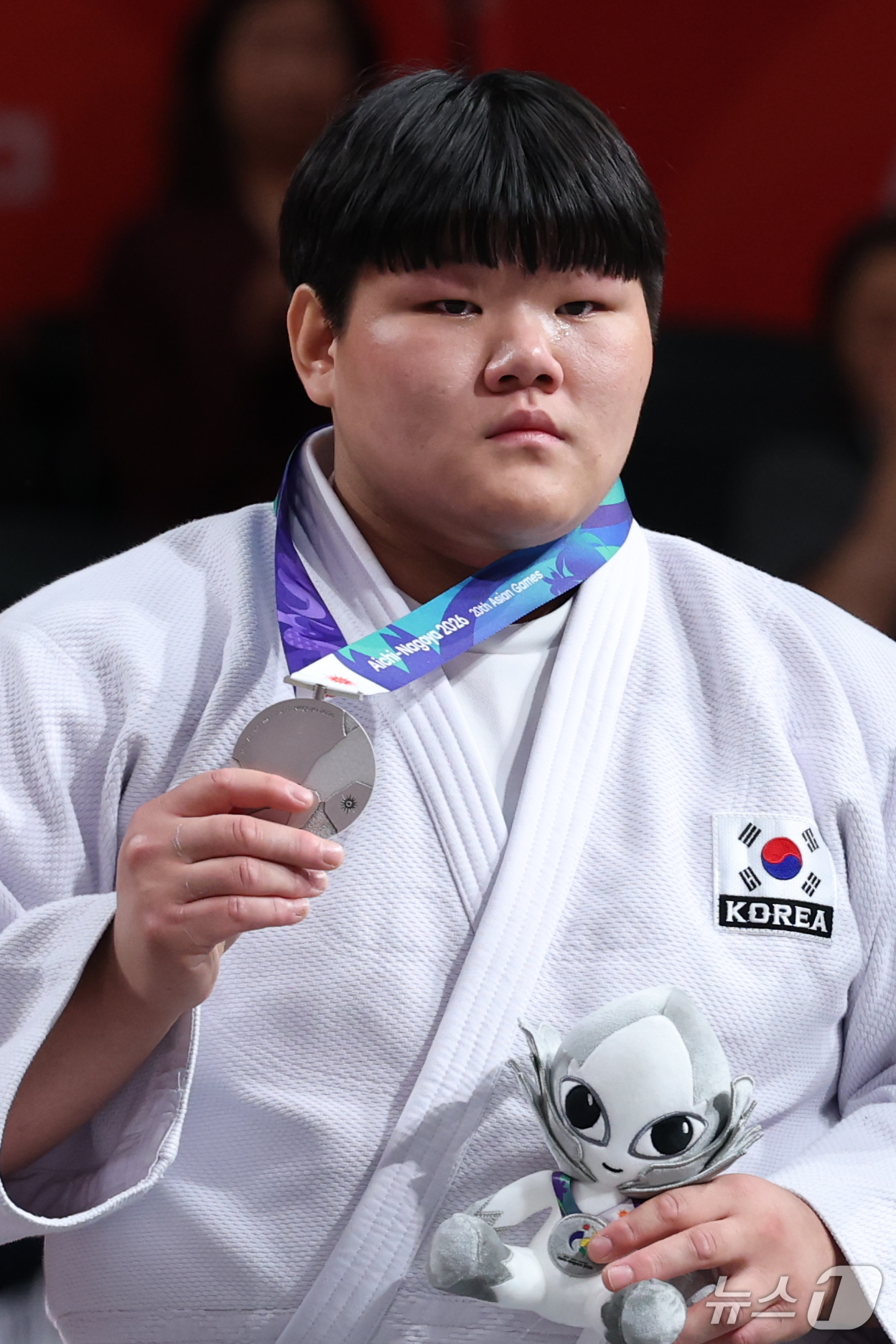 (나고야=뉴스1) 안은나 기자 = 대한민국 이현지가 2일 일본 아이치 인터내셔널 아레나에서 열린 2026 아이치·나고야 아시안게임 유도 여자 78kg 초과급 시상식에서 은메달을 목 …