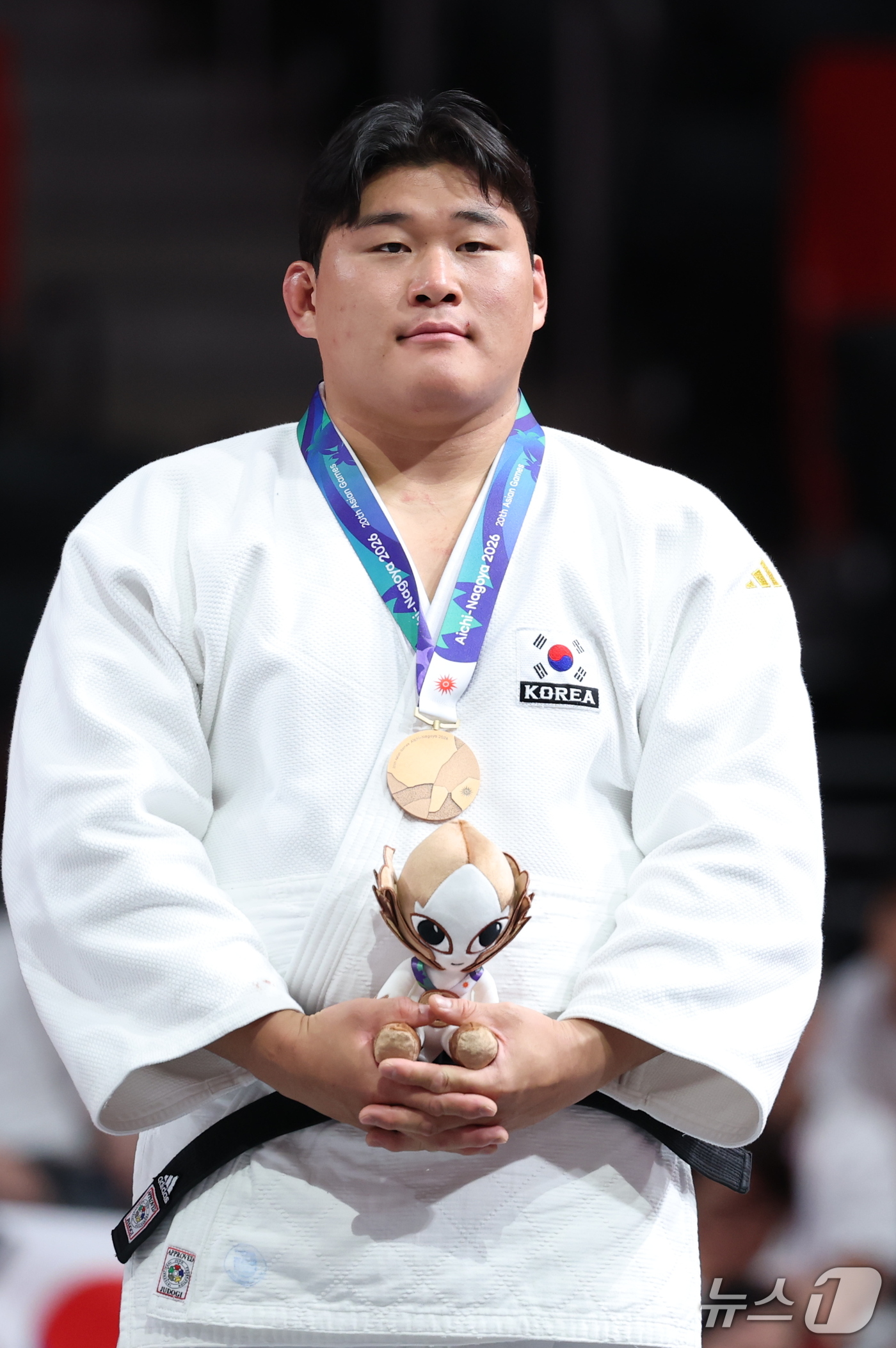(나고야=뉴스1) 안은나 기자 = 대한민국 김민종이 2일 일본 아이치 인터내셔널 아레나에서 열린 2026 아이치·나고야 아시안게임 유도 남자 100kg 초과급 시상식에서 동메달을 …