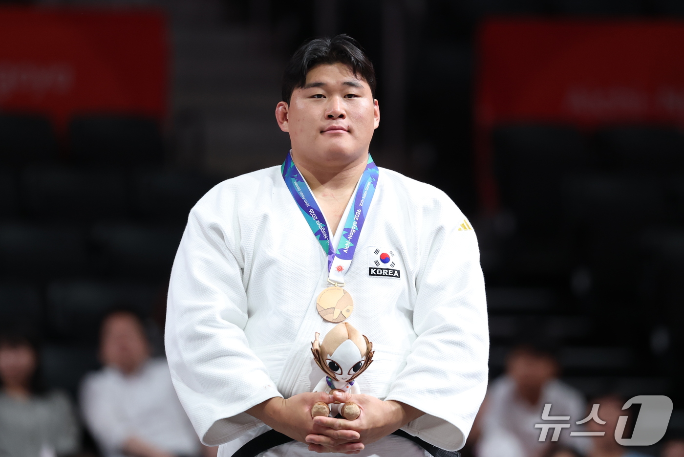 (나고야=뉴스1) 안은나 기자 = 대한민국 김민종이 2일 일본 아이치 인터내셔널 아레나에서 열린 2026 아이치·나고야 아시안게임 유도 남자 100kg 초과급 시상식에서 동메달을 …
