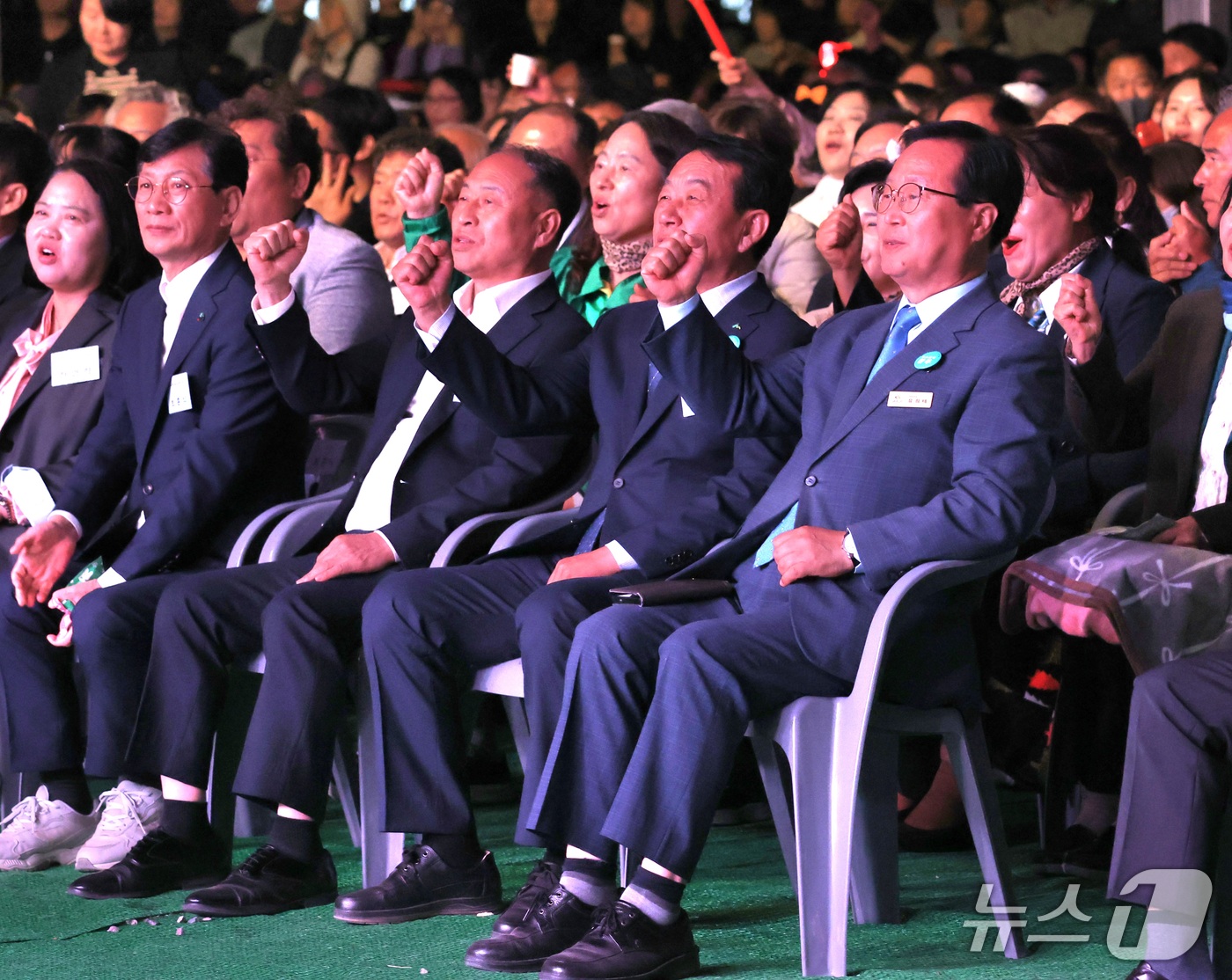 (완주=뉴스1) 유경석 기자 = 제14회 완주와일드&로컬푸드축제 개막 날인 2일 전북 완주군 고산자연휴양림 일원에 마련된 개막식장에서 유희태 완주군수(오른쪽)를 비롯한 참석자들이 …
