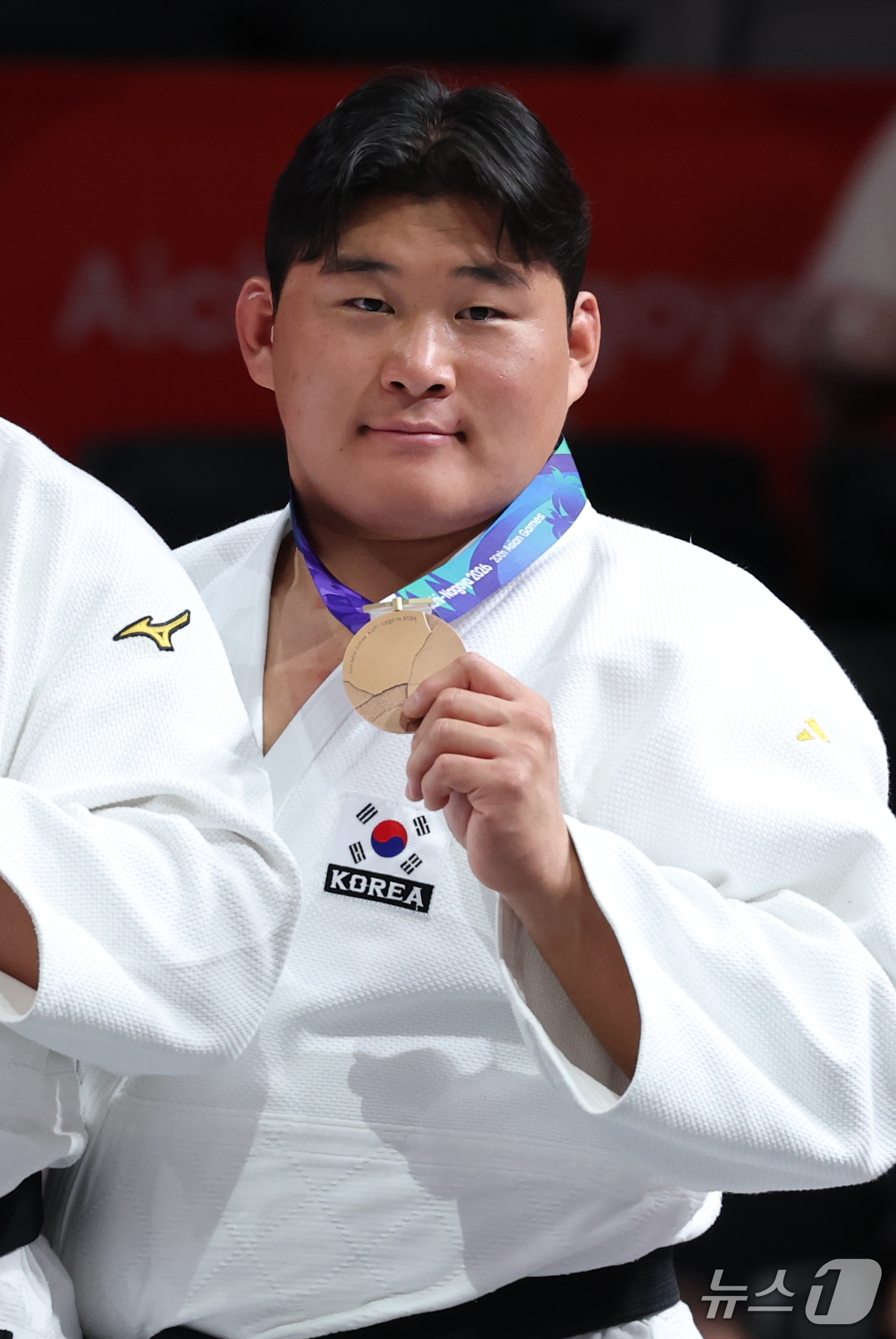 (나고야=뉴스1) 안은나 기자 = 대한민국 김민종이 2일 일본 아이치 인터내셔널 아레나에서 열린 2026 아이치·나고야 아시안게임 유도 남자 100kg 초과급 시상식에서 동메달을 …