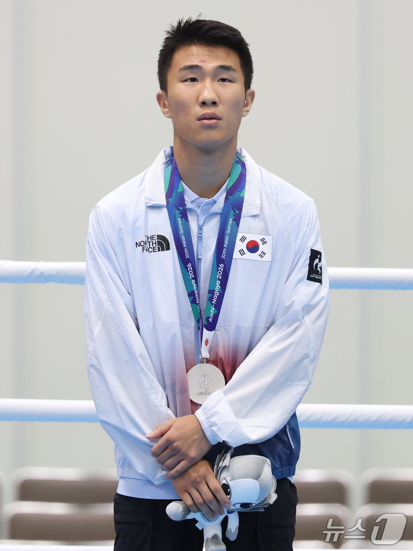 (니시오=뉴스1) 김민지 기자 = 대한민국 장동환이 2일 일본 아이치현 니시오의 니시오 체육관에서 열린 2026 아이치·나고야 아시안게임 복싱 남자 60kg 결승 시상식에서 은메달 …