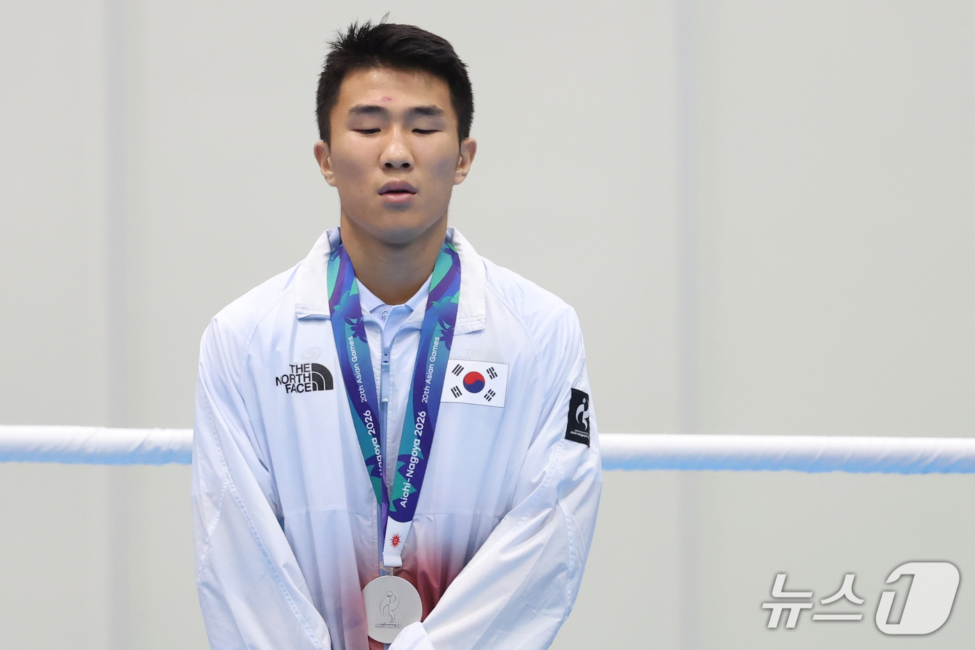 (니시오=뉴스1) 김민지 기자 = 대한민국 장동환이 2일 일본 아이치현 니시오의 니시오 체육관에서 열린 2026 아이치·나고야 아시안게임 복싱 남자 60kg 결승 시상식에서 은메달 …