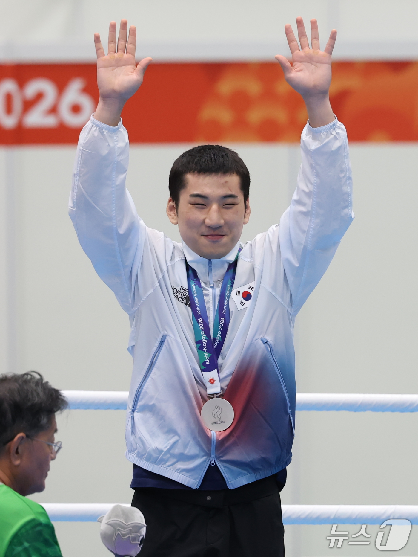 (니시오=뉴스1) 김민지 기자 = 대한민국 김민성이 2일 일본 아이치현 니시오의 니시오 체육관에서 열린 2026 아이치·나고야 아시안게임 복싱 남자 80kg 결승 시상식에서 은메달 …