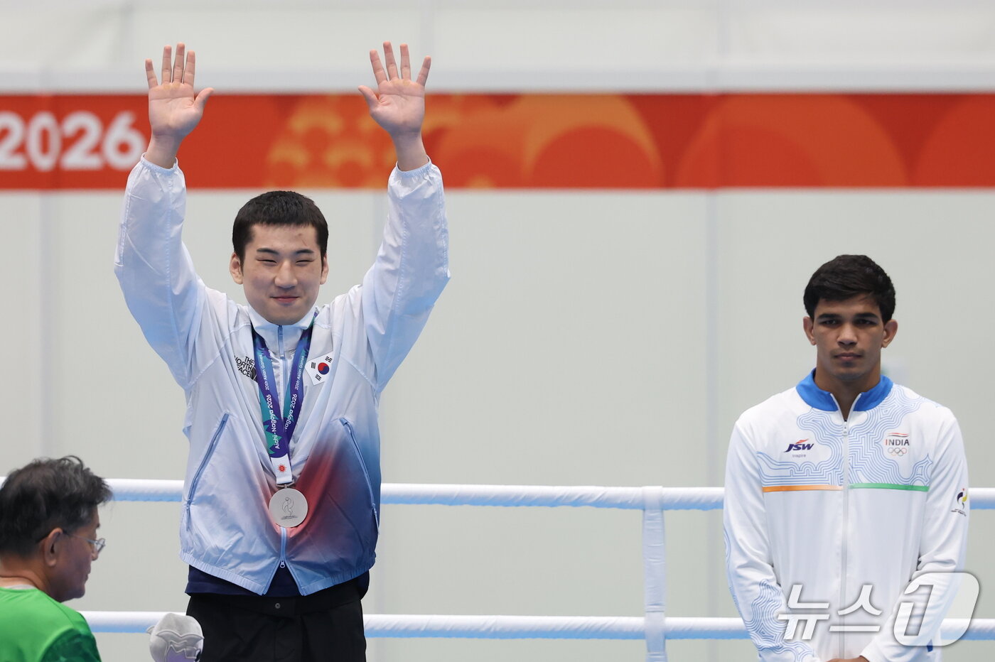 본문 이미지 - 대한민국 김민성이 2일 일본 아이치현 니시오의 니시오 체육관에서 열린 2026 아이치·나고야 아시안게임 복싱 남자 80kg 결승 시상식에서 은메달을 들고 기념촬영을 하고 있다. 2026.10.2 ⓒ 뉴스1 김민지 기자
