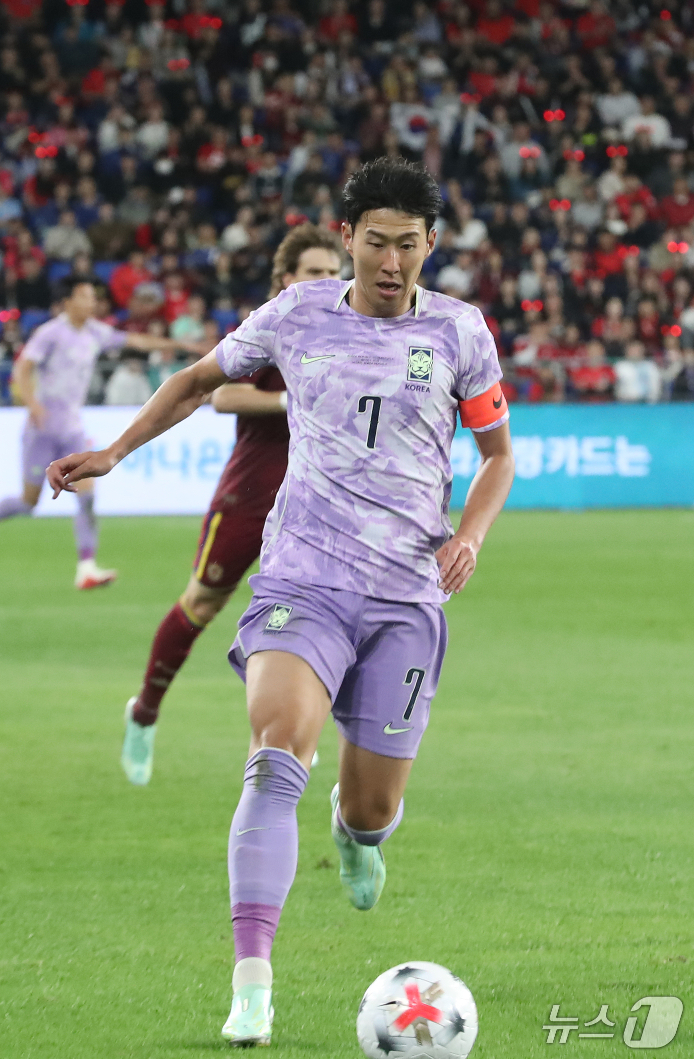 (울산=뉴스1) 조민주 기자 = 2일 울산 남구 문수월드컵경기장에서 열린 축구 국가대표팀 평가전 대한민국과 베네수엘라의 경기, 대한민국 손흥민이 드리블을 하고 있다.  2026.1 …