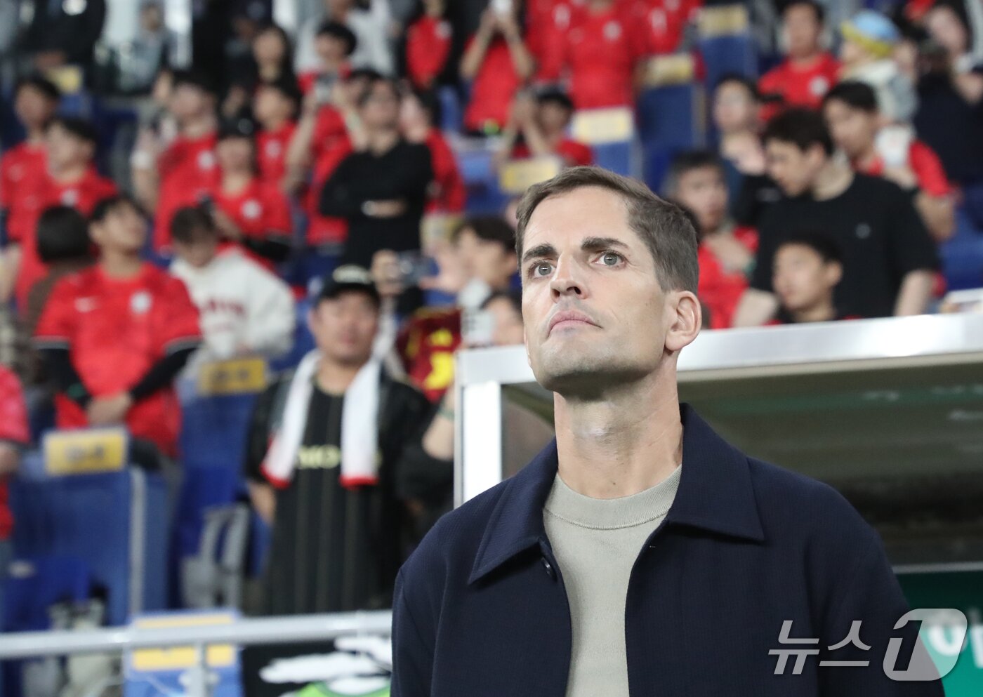본문 이미지 - 2일 울산 남구 문수월드컵경기장에서 열린 축구 국가대표팀 평가전 대한민국과 베네수엘라의 경기, 대한민국 로베르토 모레노 감독이 경기를 지켜보고 있다. 2026.10.2 ⓒ 뉴스1 조민주 기자