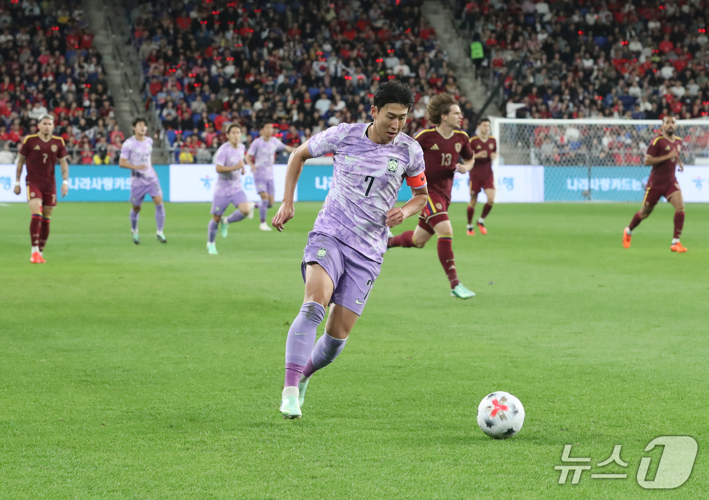 (울산=뉴스1) 조민주 기자 = 2일 울산 남구 문수월드컵경기장에서 열린 축구 국가대표팀 평가전 대한민국과 베네수엘라의 경기, 대한민국 손흥민이 드리블을 하고 있다.  2026.1 …