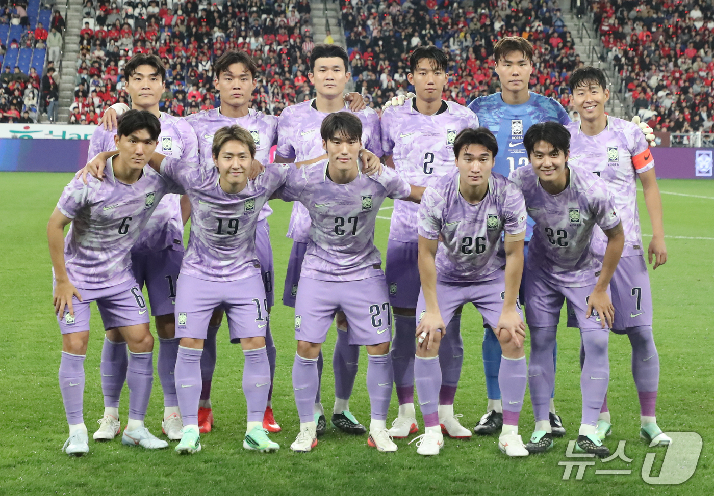 (울산=뉴스1) 조민주 기자 = 2일 울산 남구 문수월드컵경기장에서 열린 축구 국가대표팀 평가전 대한민국과 베네수엘라의 경기에 앞서 대한민국 대표팀이 기념촬영을 하고 있다. 202 …