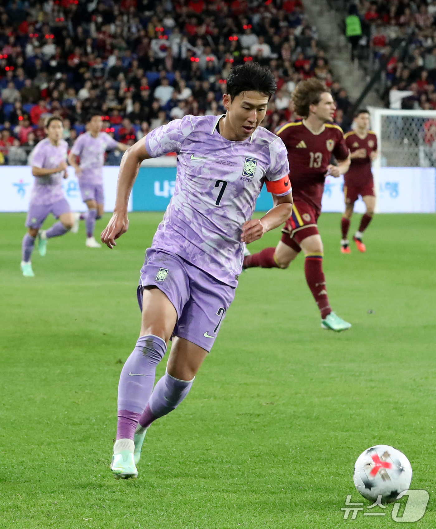 (울산=뉴스1) 조민주 기자 = 2일 울산 남구 문수월드컵경기장에서 열린 축구 국가대표팀 평가전 대한민국과 베네수엘라의 경기, 대한민국 손흥민이 드리블을 하고 있다.  2026.1 …